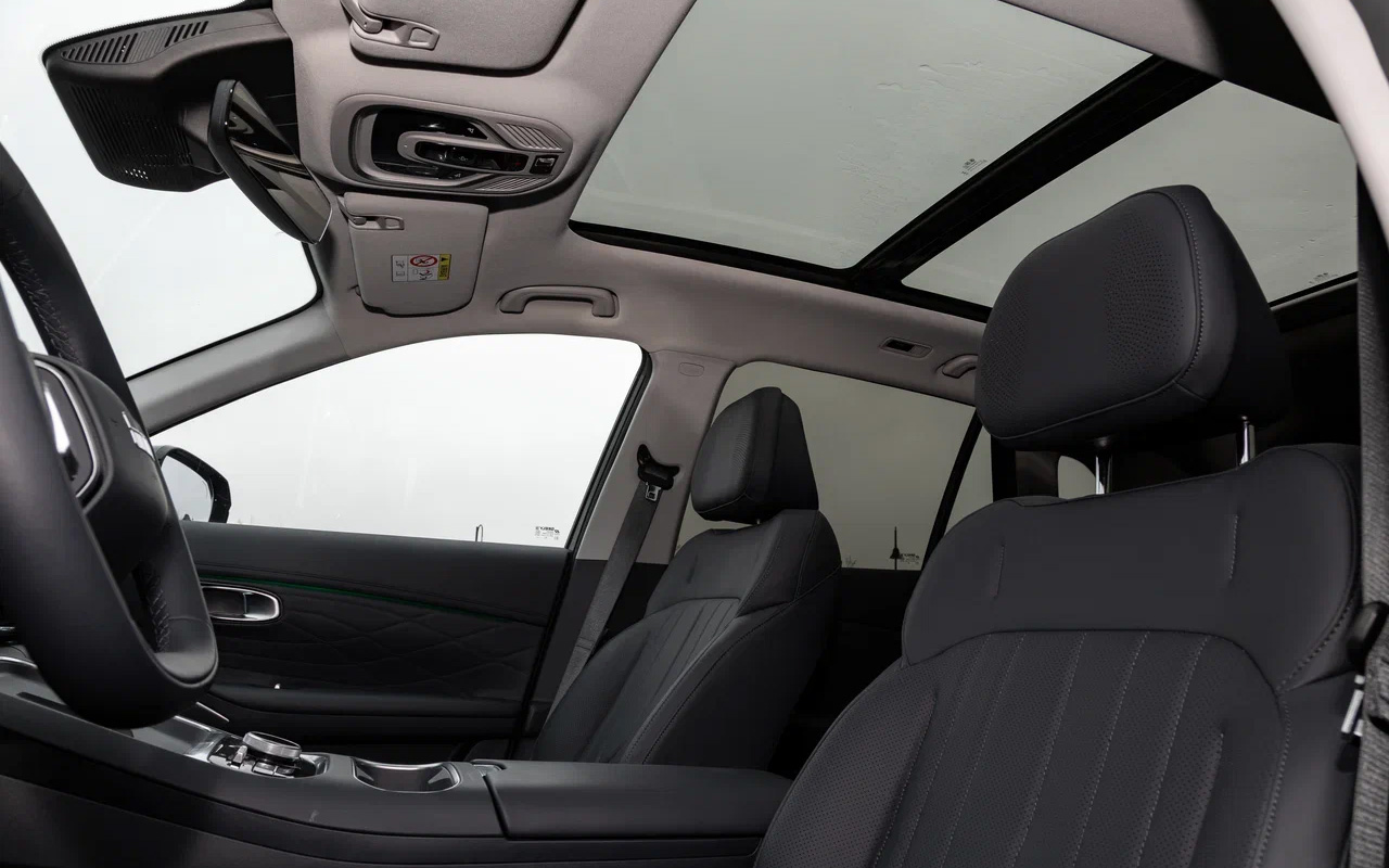 Панорамная крыша с люком есть только у топовых Geely EX5 EM-i, зато рейлингами на крыше ни одну из версий не обделили