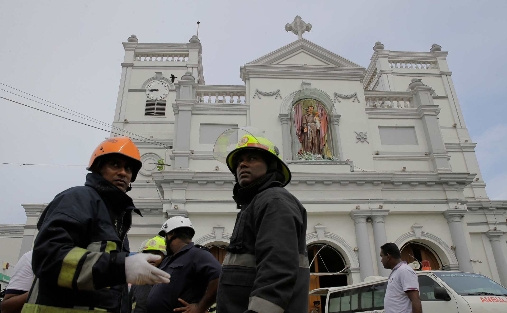 Возле церкви Святого Антония в Коломбо после серии взрывов