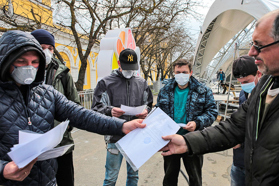 Выдача спецпропусков рабочим, разбирающим каток на площади Ленина в Ставрополе
