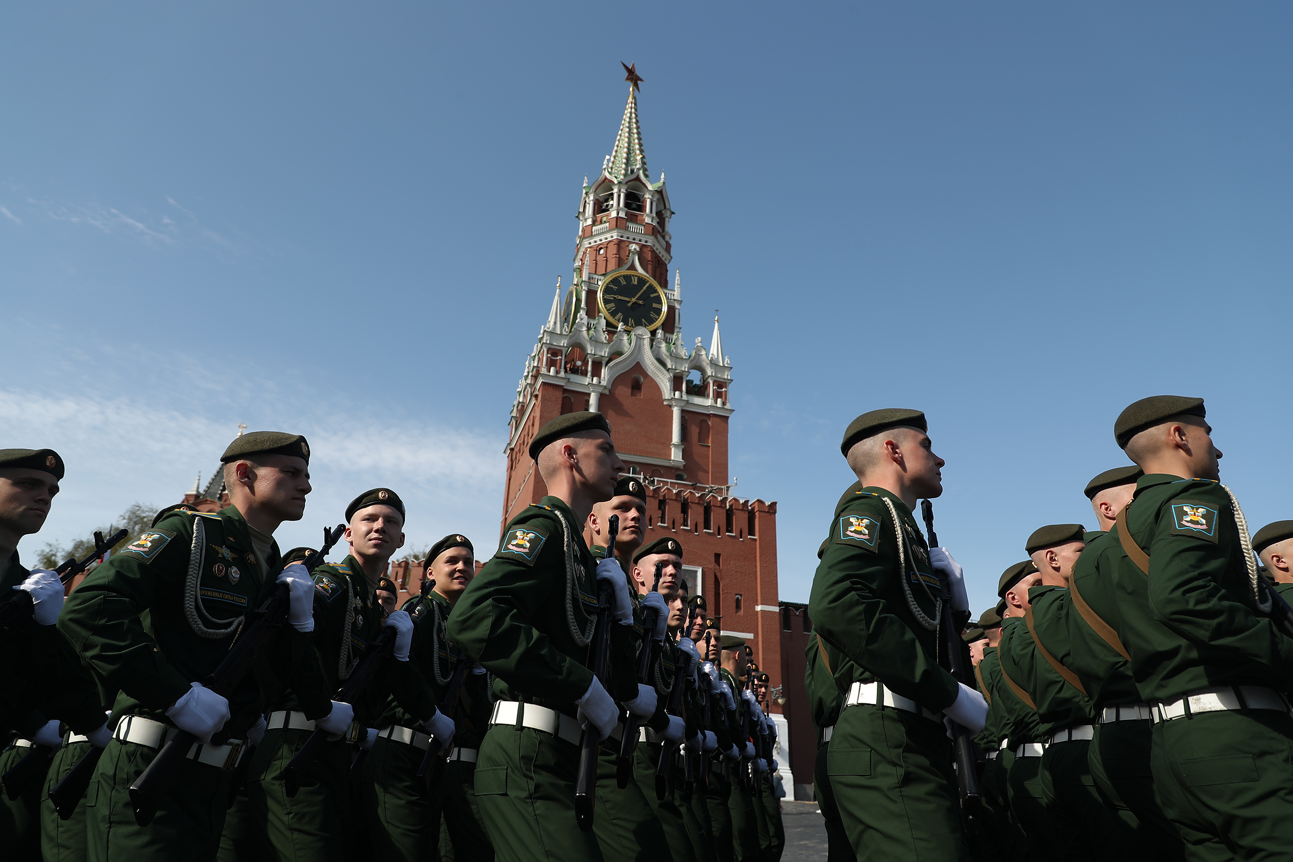 На фото:  российские военнослужащие маршируют перед генеральной репетицией военного парада Победы на Красной площади в Москве