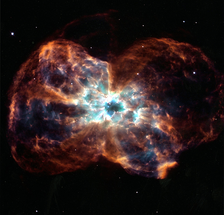 Телескоп &laquo;Хаббл&raquo; сделал снимок планетарной туманности NGC 2440 в 2007 году. На фото изображен последний этап жизненного цикла звезды, подобной Солнцу: она сбрасывает внешний слой газа, который образовывает кокон вокруг ядра. Хаотическая структура туманности свидетельствует о том, что звезда теряет свою массу. Сгоревшая звезда&nbsp;&mdash; белая точка в центре&nbsp;&mdash; является одной из самых горячих известных звезд с температурой 200 тыс. градусов по Цельсию
