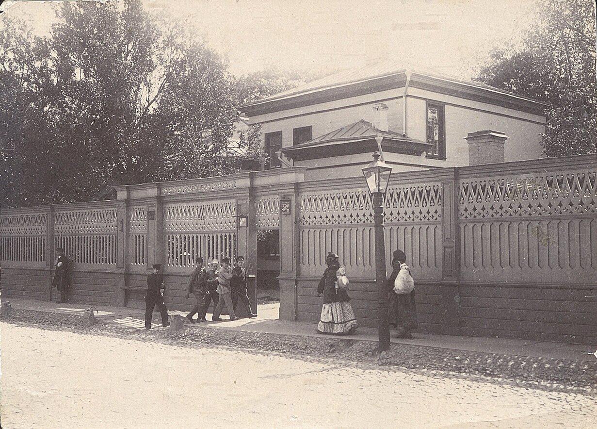 Дом Толстого, вид со стороны Долгохамовнического переулка. Начало 1890-х гг.