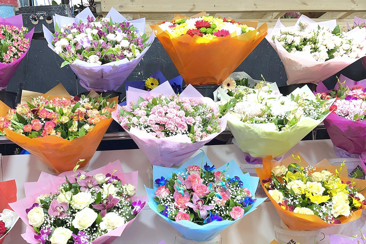 Продажа цветов на Рижском рынке в Москве в преддверии Международного женского дня, 06 марта