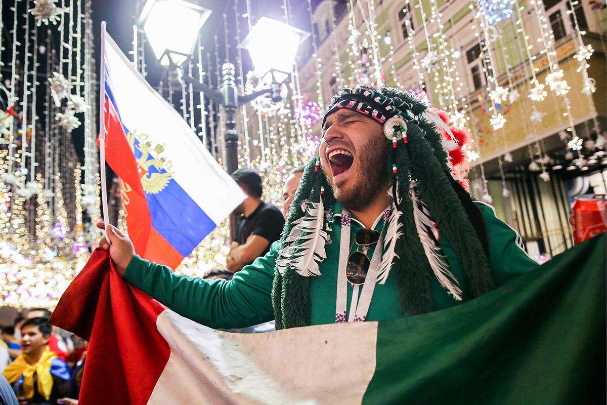 Болельщик сборной Мексики на Никольской улице во время проведения чемпионата мира по футболу в 2018 году
