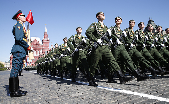 Участники военного парада на Красной площади. Архивное фото