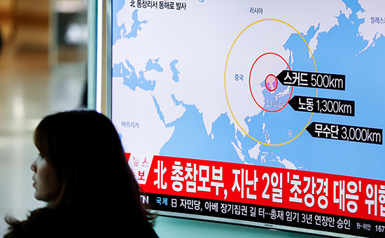 Трансляция новости о&nbsp;запуске ракеты с&nbsp;территории Северной Кореи в&nbsp;Сеуле, Южная Корея. 6 марта 2017 года
