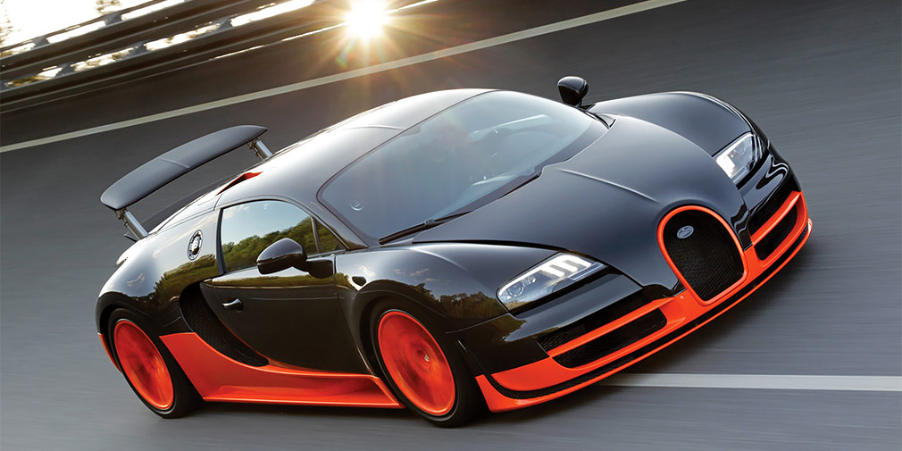 Bugatti Veyron

Рональдиньо еще во времена &laquo;Барселоны&raquo; получал около 20 млн евро в год. Такая зарплата позволила обладателю &laquo;Золотого мяча-2005&raquo; остановить свой выбор на гиперкаре Bugatti Veyron черно-оранжевого цвета. Помимо звезды &laquo;Барселоны&raquo;, владельцами автомобиля этой марки по всему миру являются лишь 450 счастливчиков. Один из них &mdash; легендарный бразильский защитник Роберто Карлос, которому гиперкар за 1,7 млн евро подарили во времена его выступления за махачкалинский &laquo;Анжи&raquo;.
