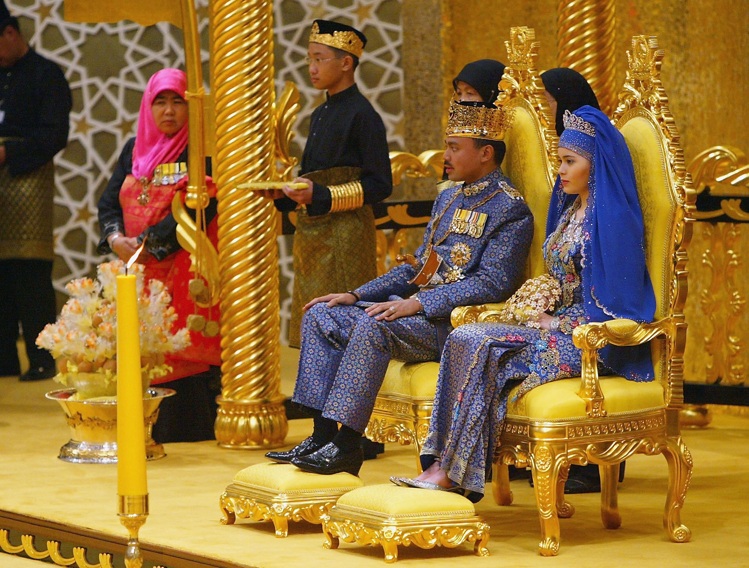 В 2004 году наследный принц Брунея Аль-Мухтади Билла женился на 17-летней дочери швейцарской медсестры и брунейского подданного Саре Пенгиран Саллех. На свадьбу были приглашены 2 тыс. гостей, но непосредственно церемония проходила в тронном зале дворца в присутствии 500 избранных.

Стоимость церемонии оценивали в $5 млн, причем отмечалось, что сумма это по местным меркам очень скромная. Объяснялось это финансовым кризисом, который вызвала растрата братом султана Хассанала Болкиаха $16 млрд государственных денег.
