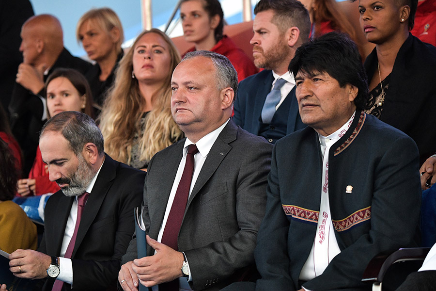 Премьер-министр Армении Никол Пашинян, президент Молдавии Игорь Додон и президент Боливии Эво Моралес (слева направо) на Красной площади во время гала-концерта