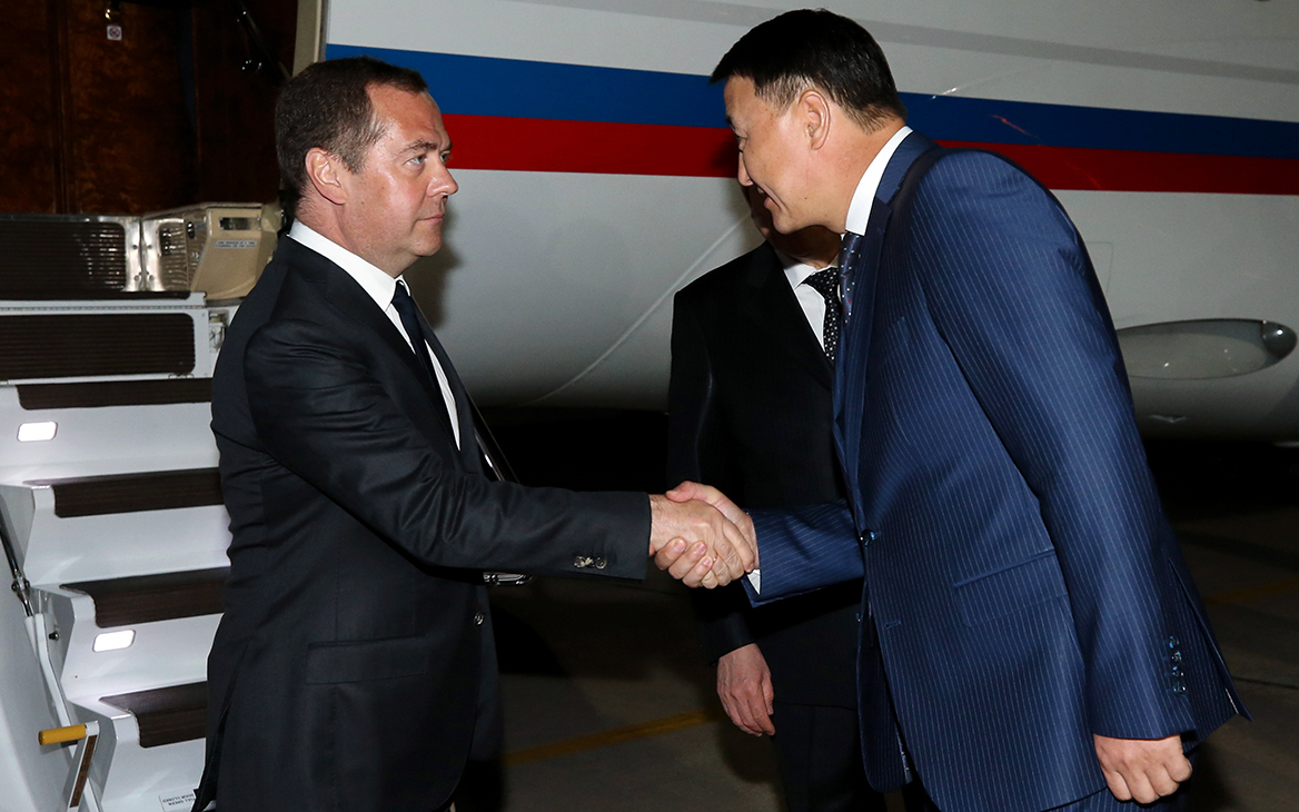 Медведев приехал в Киргизию в день задержания Атамбаева