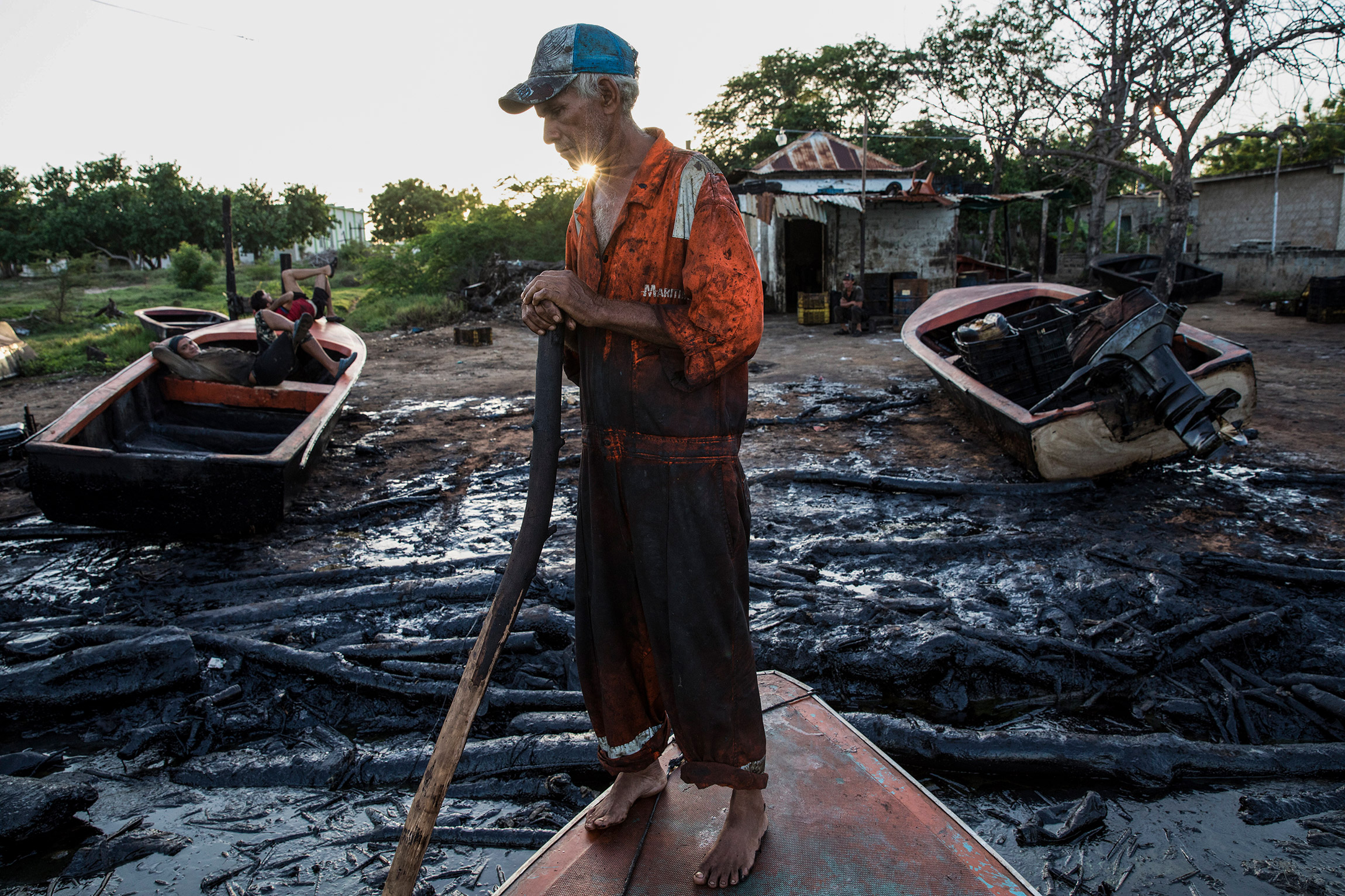 Сегодня озеро страдает от постоянно разливающейся нефти. По словам местных жителей, это началось еще при бывшем президенте Уго Чавесе. По мере того&nbsp;как нефтяники бросали месторождения, оборудование для перекачки нефти ржавело и приходило в упадок.

&nbsp;