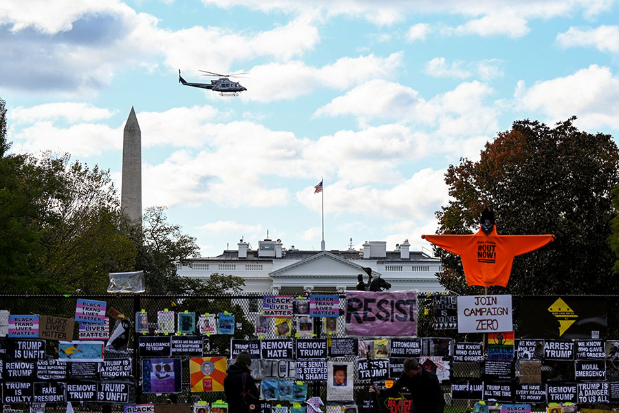 На заборе около Белого дома 2 октября разместили плакаты с лозунгами&nbsp;против Трампа