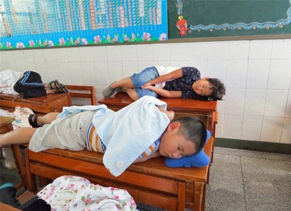 Китайские школьники носят с собой подушки, чтобы поспать в перерыве между уроками.