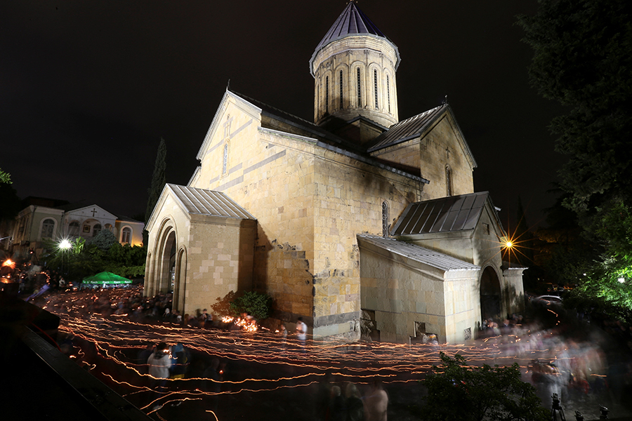 Верующие прошли со свечами вокруг Успенского собора Сиони во время пасхальной службы в Тбилиси. Это главный храм в столице республики и один из двух главнейших в Грузинской церкви.