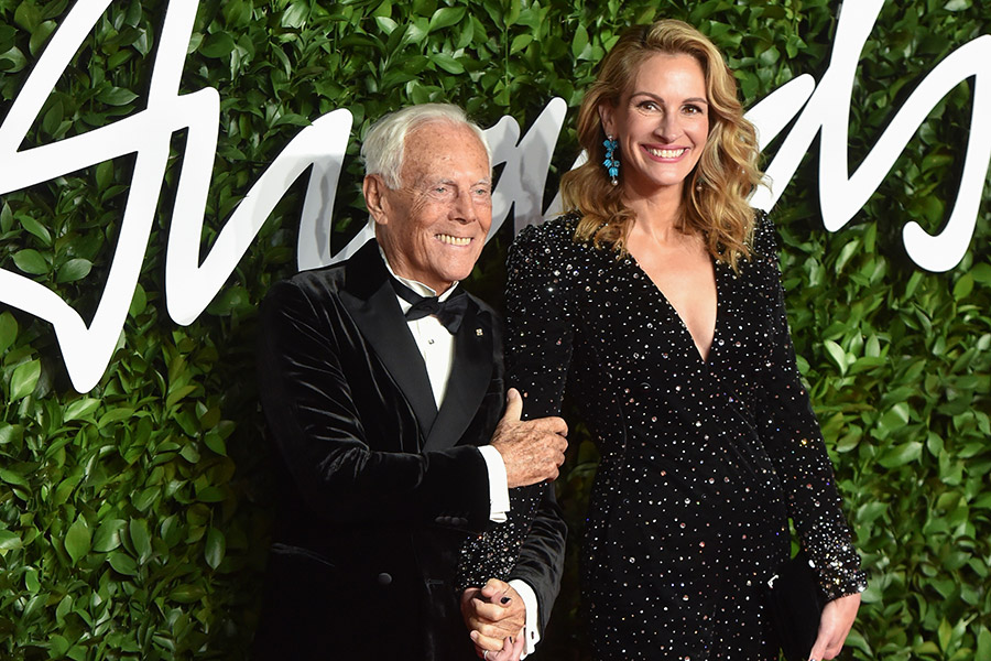 Армани также принадлежит главная роль в формировании традиции показывать наряды на красной дорожке, указывает Esquire. Одежду от Armani носят многие звезды, включая Мишель Пфайффер, Джулию Робертс, Роберта де Ниро, Тома&nbsp;Круза и многих других.