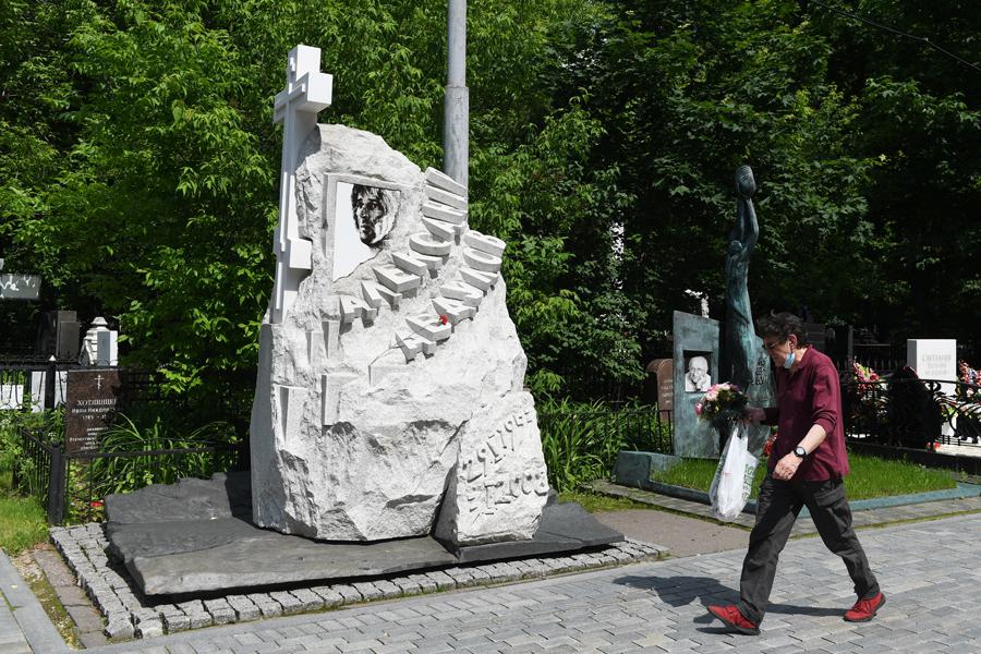 Могила Александра Абдулова на Ваганьковском кладбище в Москве