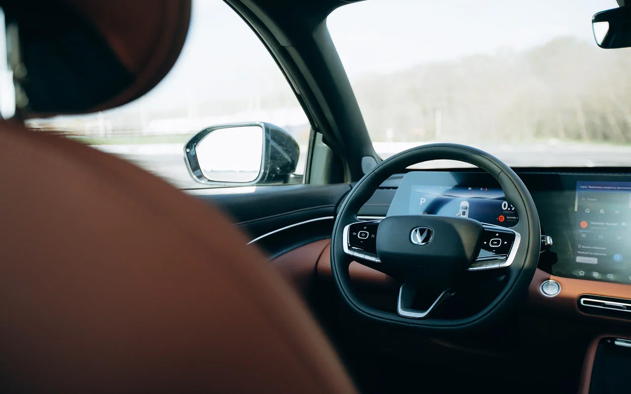 Руль стал более круглым, хотя незначительный нижний срез остался. На нем предусмотрена пара настраиваемых кнопок быстрого доступа