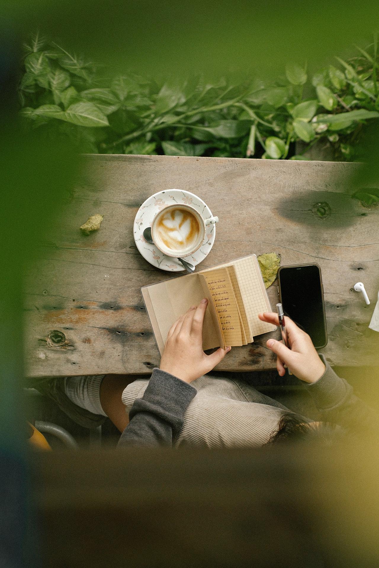 Аналоговые занятия &mdash; чтение бумажной книги, рисование, настольные игры &mdash; возвращают человеку более медленный ритм, в котором легче замечать свои эмоции.