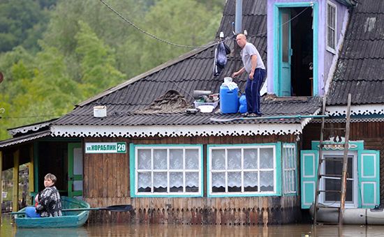 Местные жители в подтопленном поселке Ильича в Барнауле, 11 июня 2014 год