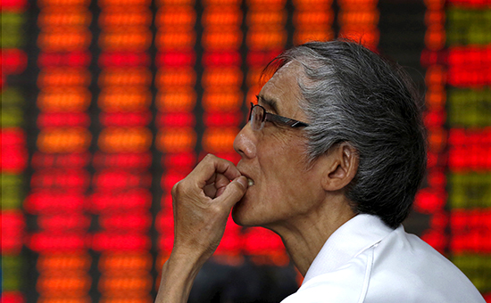 Инвестор в ожидании результата торгов на брокерской фирме в Шанхае