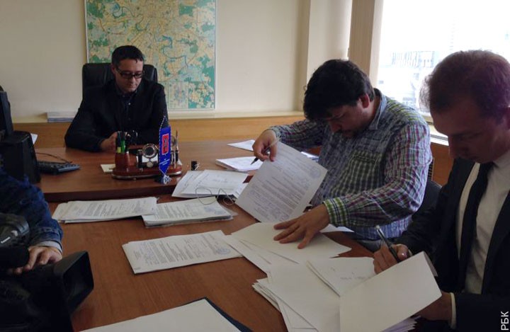 А.Навальный принял от С.Собянина недостающие подписи депутатов