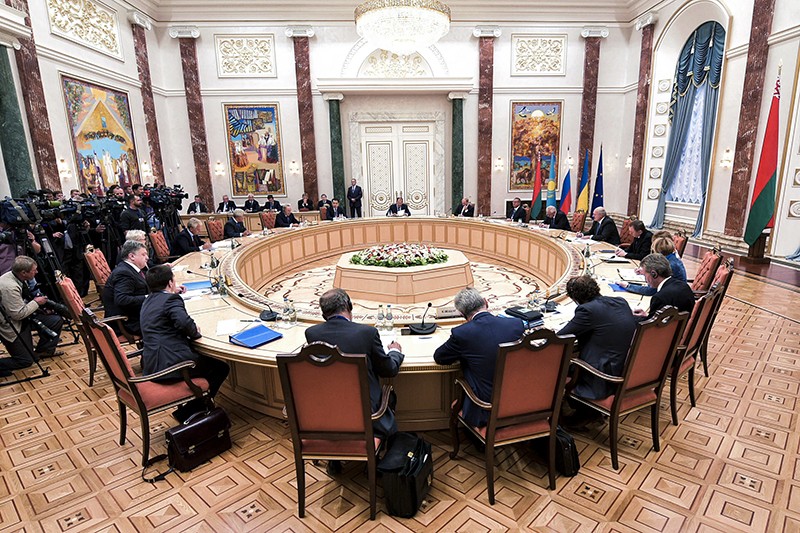 Участники саммита собрались за круглым столом на саммите в Минске. Одним из главных пунктов повестки дня станет обсуждение экономических связей между Таможенным союзом, Украиной и ЕС в свете подписания Киевом соглашения об ассоциации с ЕС.