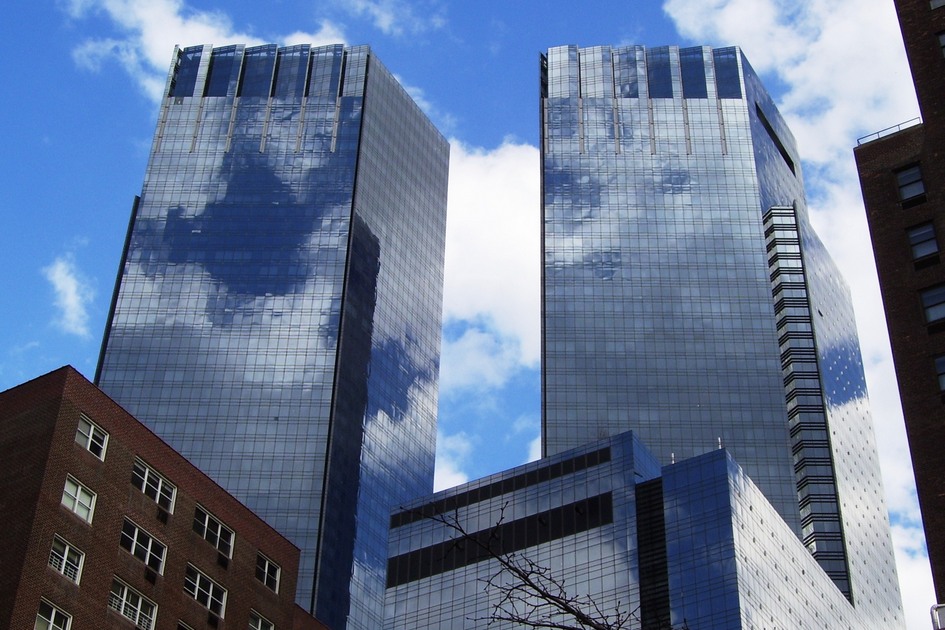 10-е место. $15,6 млн


	Дуплекс в&nbsp;небоскребе Time Warner Center
	Нью-Йорк, США
	Виталий Малкин


На десятом месте оказалась покупка многоуровневой квартиры на&nbsp;74-м этаже небоскреба Time Warner Center на&nbsp;Манхэттене. В Swiss Appraisal назвали покупателем Виталия Малкина&nbsp;&mdash;&nbsp;банкира и&nbsp;бывшего члена Совета Федерации России. Площадь дуплекса составила 325&nbsp;кв.&nbsp;м, а&nbsp;ремонт в&nbsp;квартире длился дольше, чем&nbsp;строительство всего небоскреба Time Warner Center, сказано в&nbsp;исследовании
