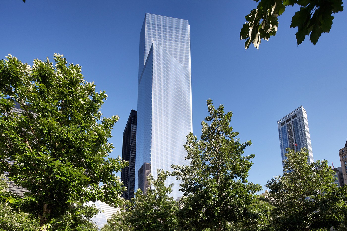 Три нижних этажа нового небоскреба занимают магазины, выше располагаются офисы. 4 World Trade Center с&nbsp;помощью&nbsp;закрытого перехода соединяется с&nbsp;новой станцией метро, которую спроектировал знаменитый архитектор Сантьяго Калатрава
