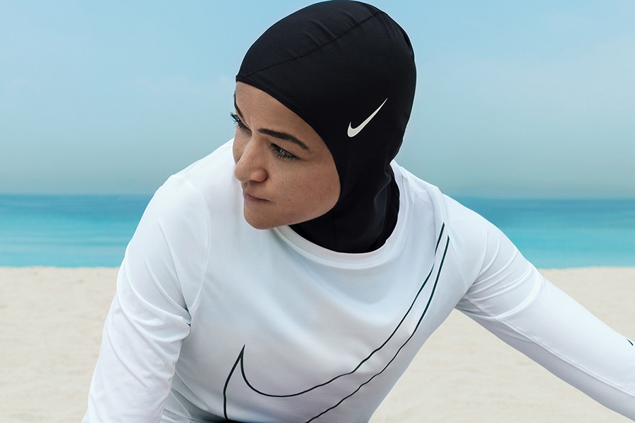 Американский бренд спортивной одежды Nike начал массовое производство спортивных хиджабов, предназначенных для спортивных соревнований​, в 2018 году, став первым крупным производителем спортивной одежды с подобным производством. Сегодня хиджаб Nike Pro можно купить​ на официальном сайте за 2,6 тыс. руб.
