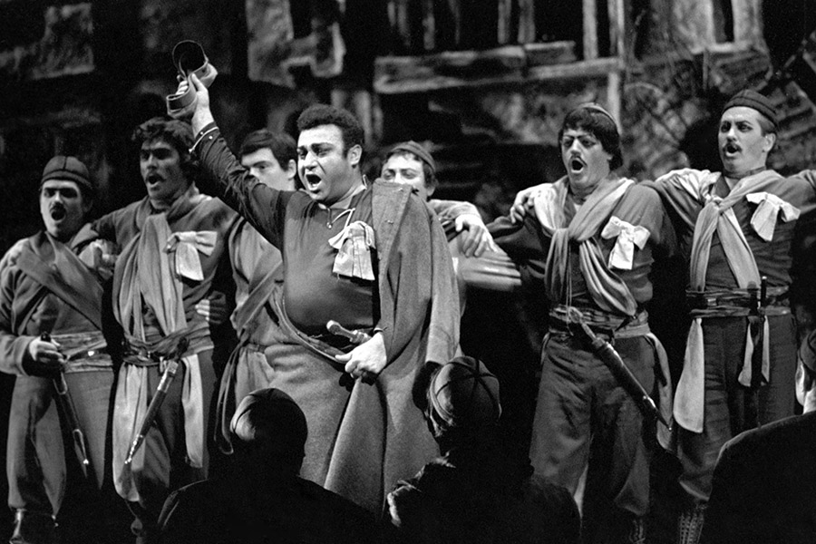 Сцена из оперы Отара Тактакишвили &laquo;Похищение луны&raquo;. Арзакан (на первом плане) &mdash; Зураб Соткилава. 1977 год
