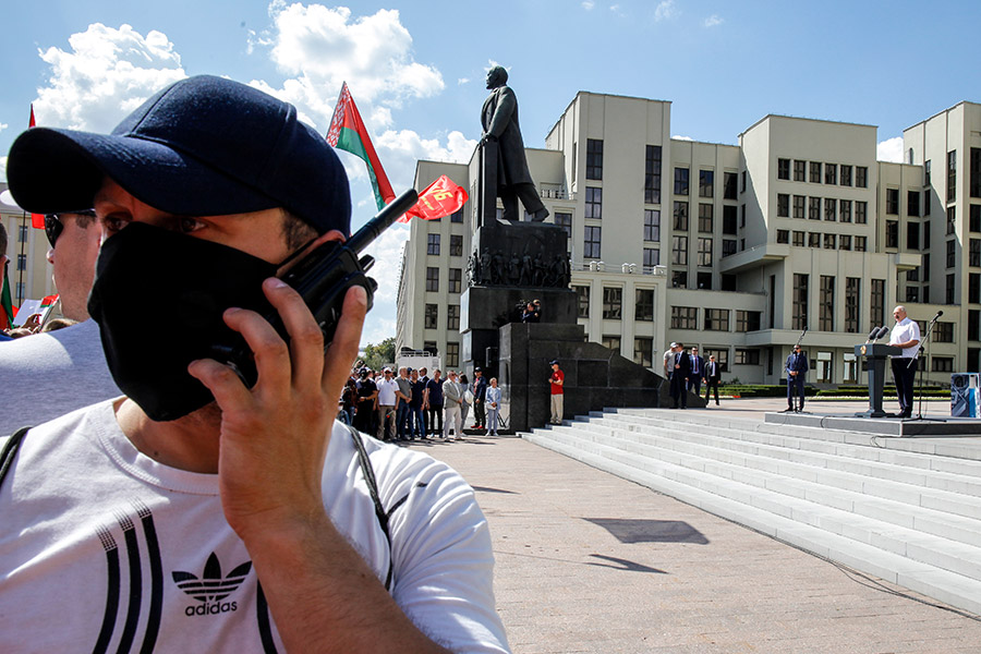 16 августа на площади Независимости прошел провластный митинг, где выступил Александр Лукашенко. Он поблагодарил своих сторонников за поддержку словами: &laquo;Я стою перед вами на коленях. Впервые в жизни. Вы это заслужили&raquo;. По данным МВД, на акции собрались 65 тыс. участников. Как сообщали белорусские СМИ, демонстрантов привезли на автобусах