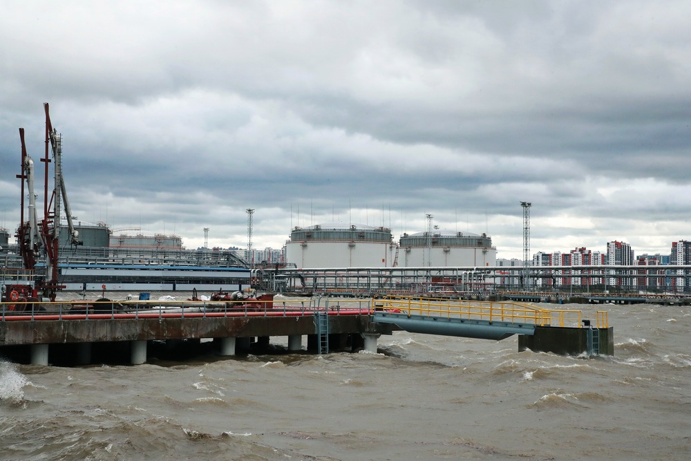 Нефтяной терминал в Большом порту Санкт-Петербург