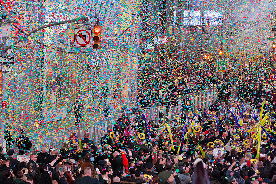 США. Дождь из конфетти возвестил наступление нового года на площади Таймс-Сквер в Нью-Йорке.