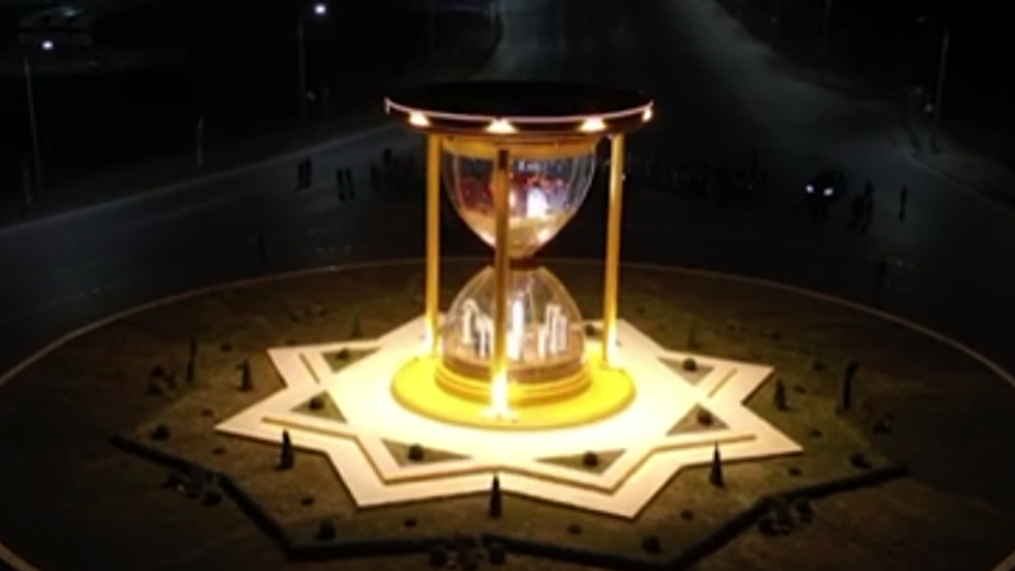 На въезде в Грозный установили 15-метровые песочные часы
