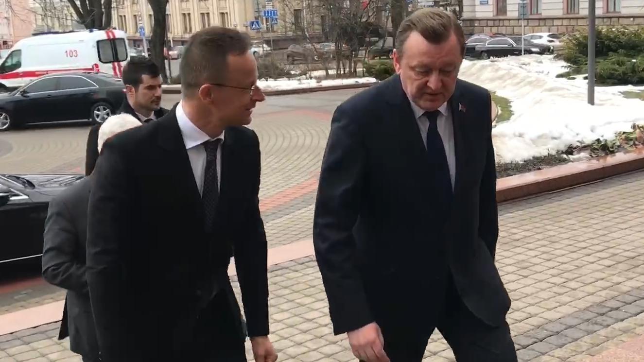 В Минск на переговоры приехал глава МИД Венгрии