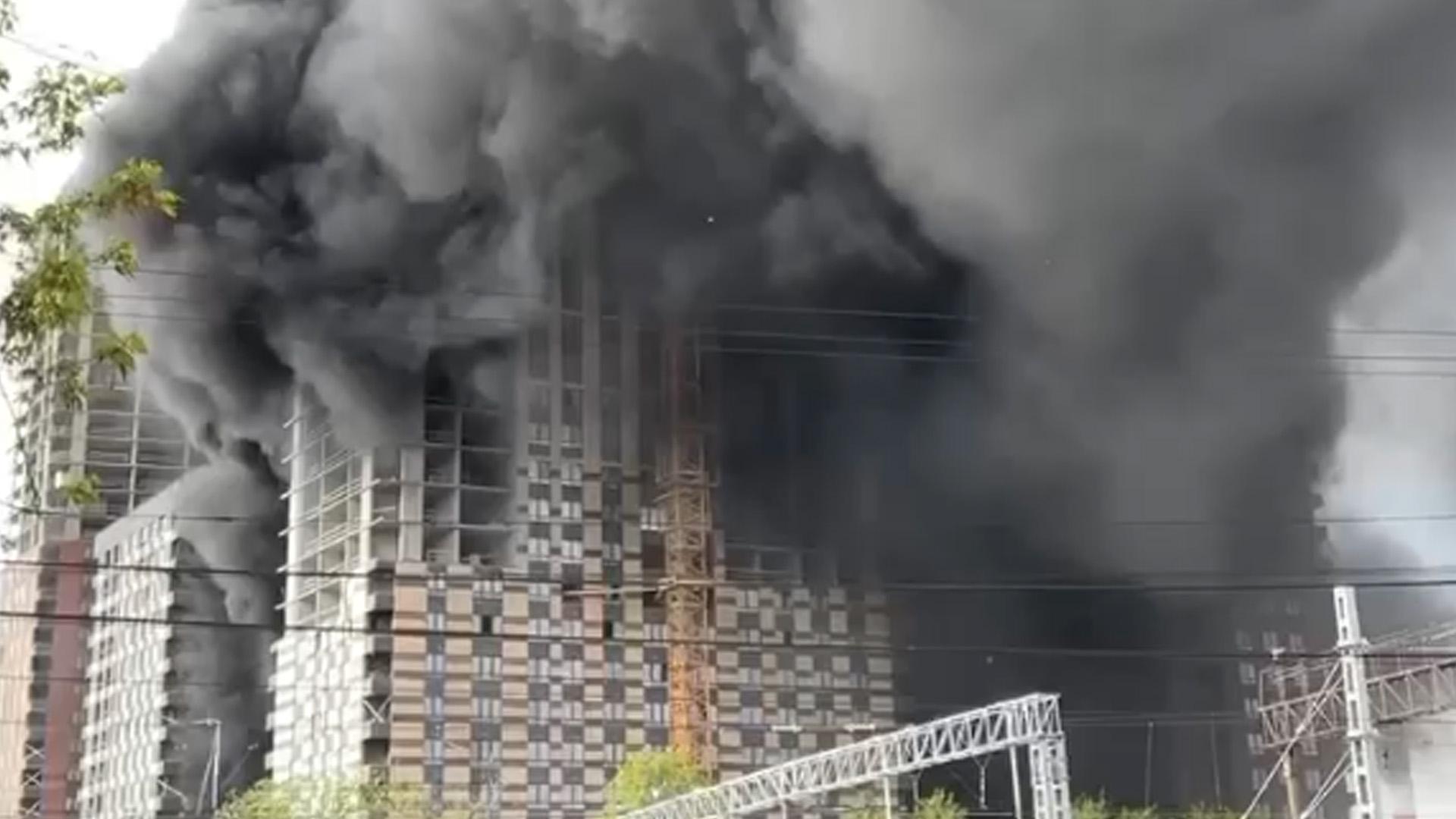 Густой дым заволок запад Москвы из-за пожара на стройке