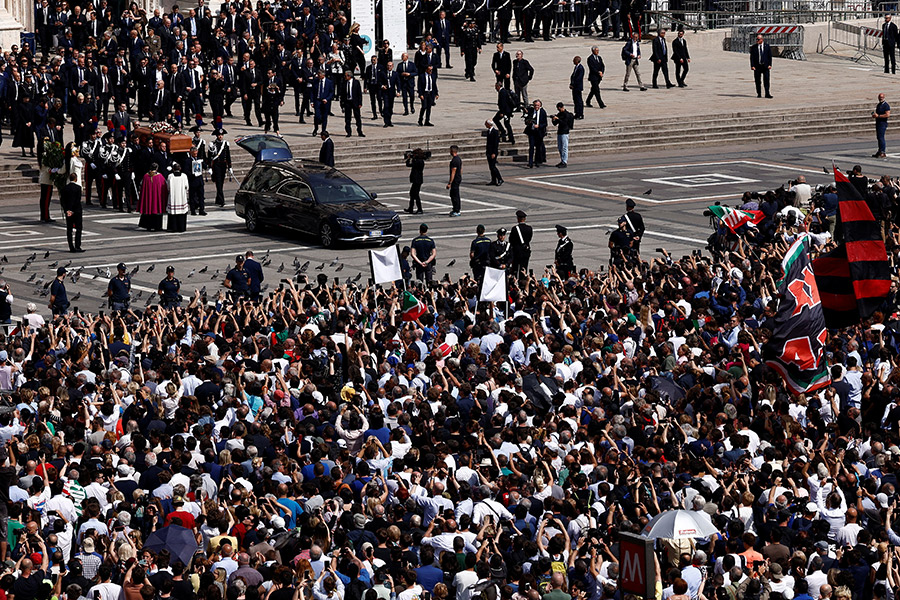 Гроб Берлускони несут по&nbsp;Соборной площади