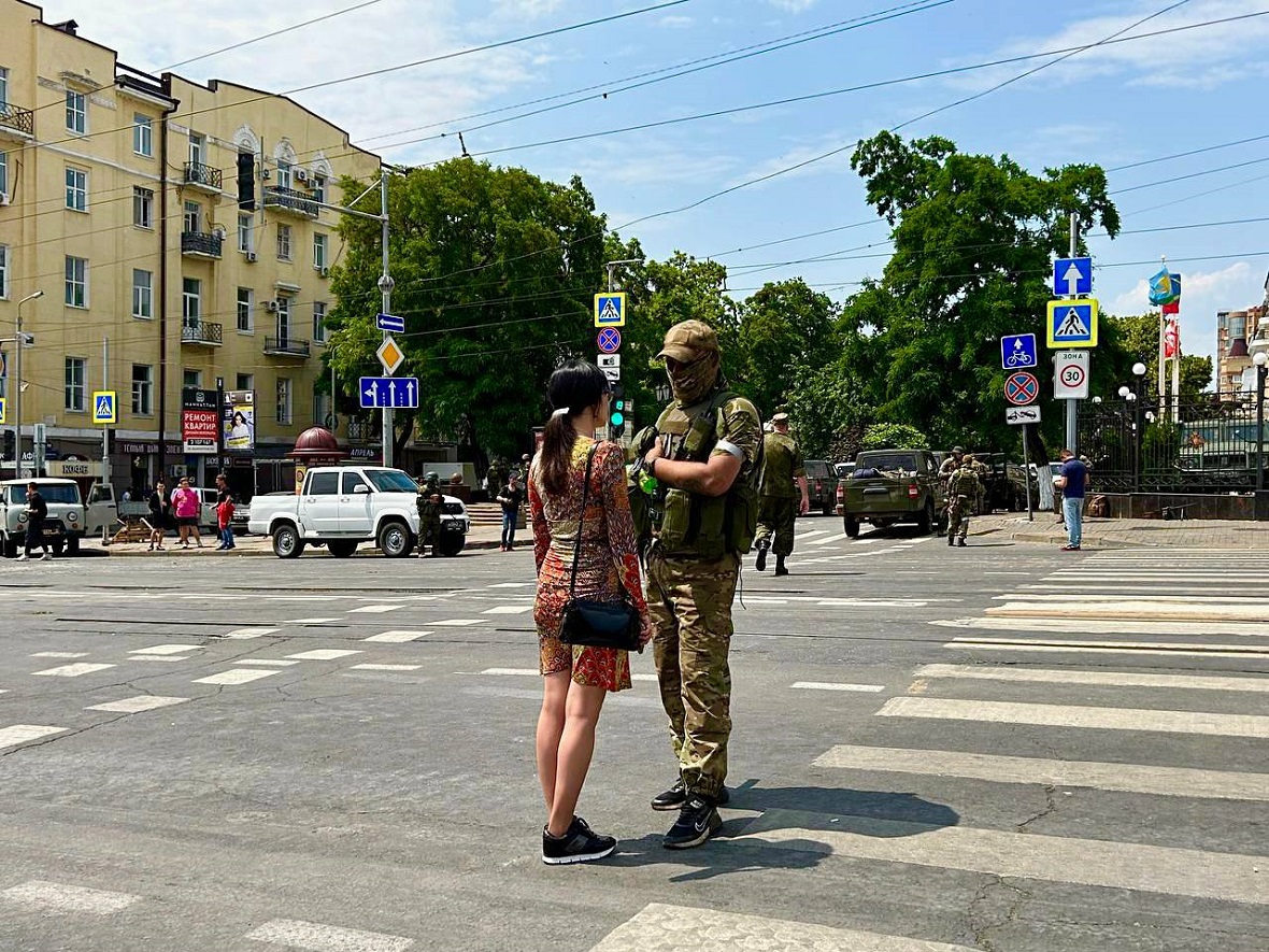 После этого бойцы ЧВК &laquo;Вагнер&raquo; начали покидать территорию у штаба Южного военного округа в Ростове-на-Дону.