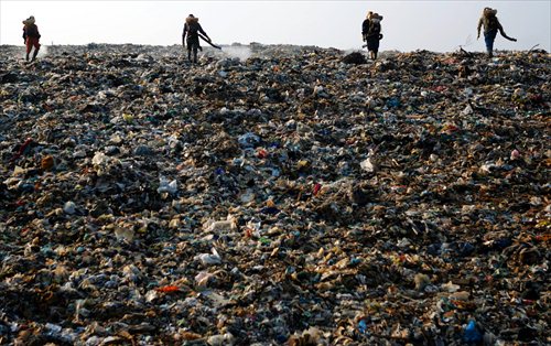 Старое фото свалки Лаоган, когда полигон принимал 70% твердых отходов Шанхая