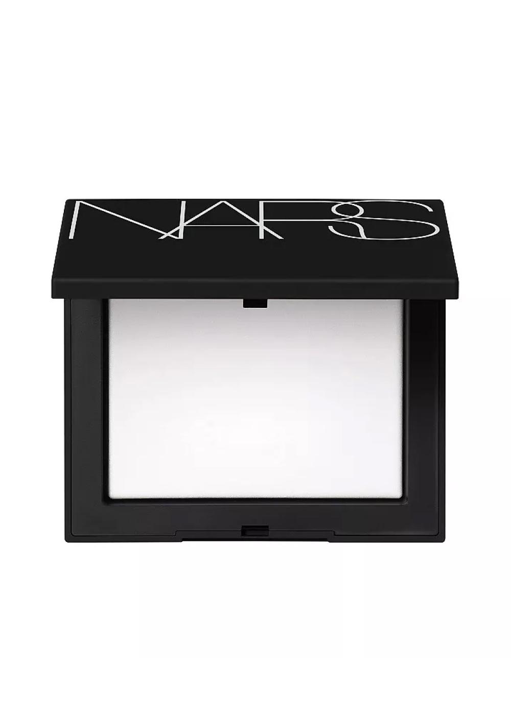 Светоотражающая фиксирующая компактная пудра, Nars, 3300 руб. («Л'Этуаль»)