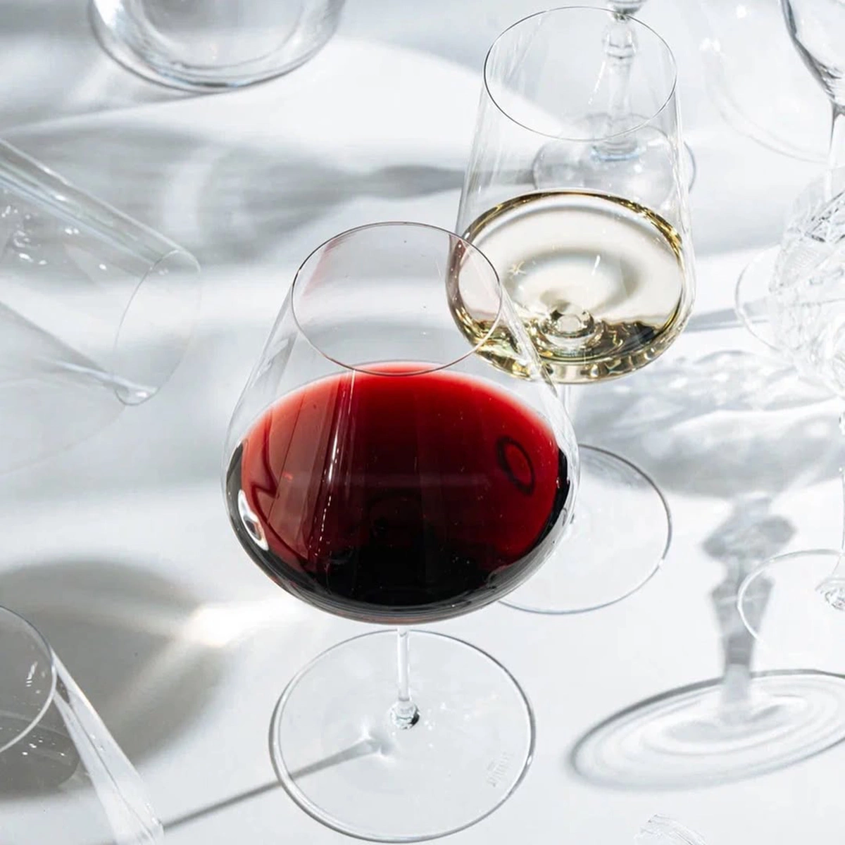 Здесь нет «заезженных» и «попсовых» производителей, эдакого привычного «мастхэва» для любого ресторана, и тот же раздел Бургундии, Тосканы, Германии обходится без замыленных этикеток — это плюс