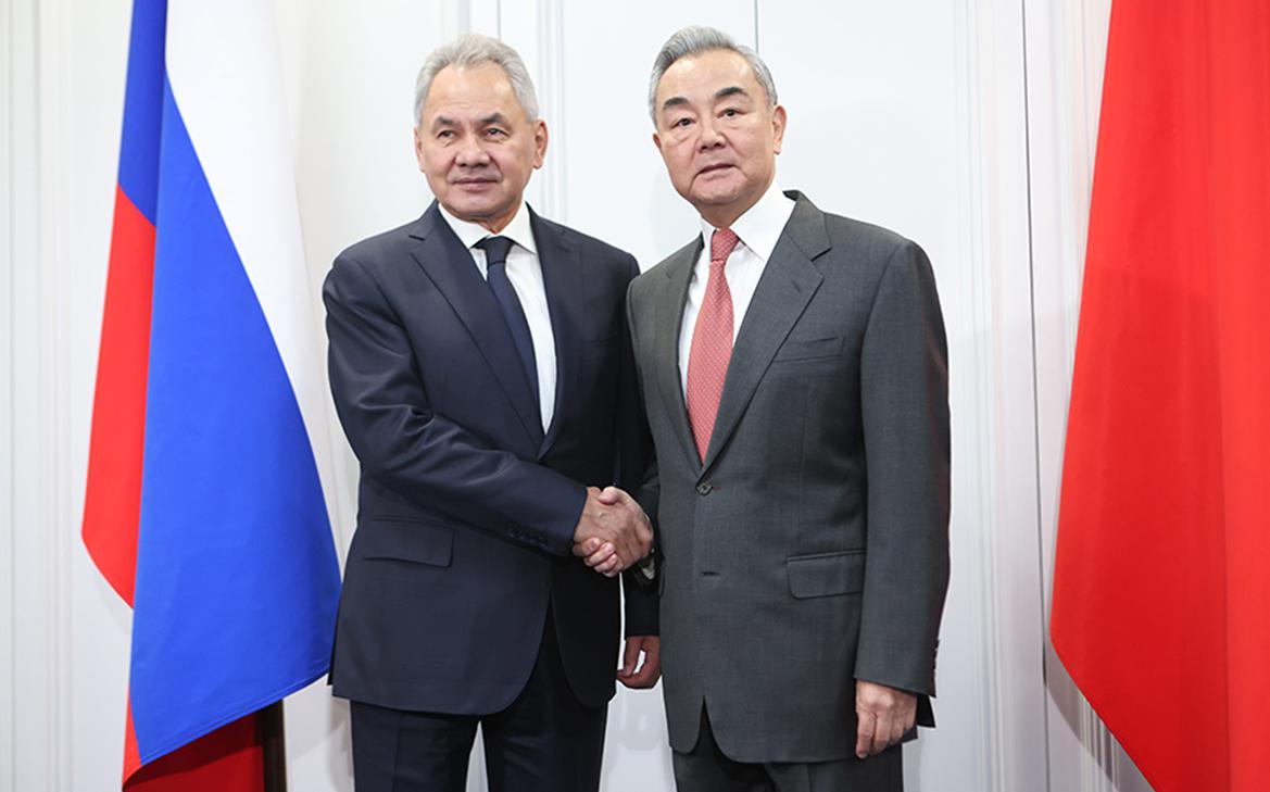 Шойгу начал в Москве консультации с главой МИД Китая