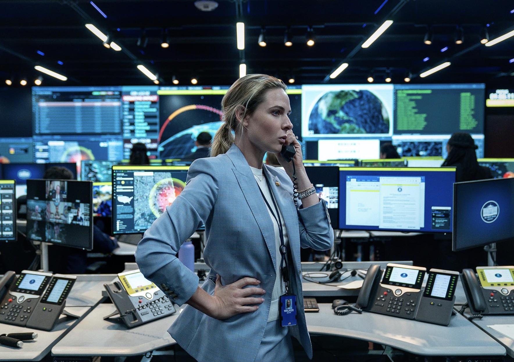 «Дом из динамита».Публике 82-го Венецианского кинофестиваля этой осенью продемонстрировали напряженное размышление в духе «А что, если?» Режиссер Кэтрин Бигелоу («Повелитель бури») и сценарист Ноа Оппенхайм («Джеки») представили политическую апокалиптическую драму о том, как американцы не спасают мир. По сюжету командный центр в Вашингтоне солнечным утром получает сообщение от перепуганных военных на Аляске, что к Чикаго летит ракета с ядерной боеголовкой. Для пущей драматургии обозначается, что адресант неизвестен. Да и не так это важно, когда мир стоит на пороге тотального уничтожения — ведь перехватить или уничтожить «посылку» в воздухе технически крайне сложно