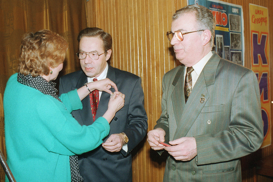 После смерти отца Эмиль Кио с братом Игорем (на фото&nbsp;слева) продолжили его дело.Как вспоминал Игорь&nbsp;Кио, отец всегда учил их, что для успеха иллюзионисту мало одной техники&nbsp;&mdash; он должен быть артистом.