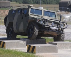 В Москве задержаны пьяные десантники, которые на "Тигре" врезались в Chevrolet 