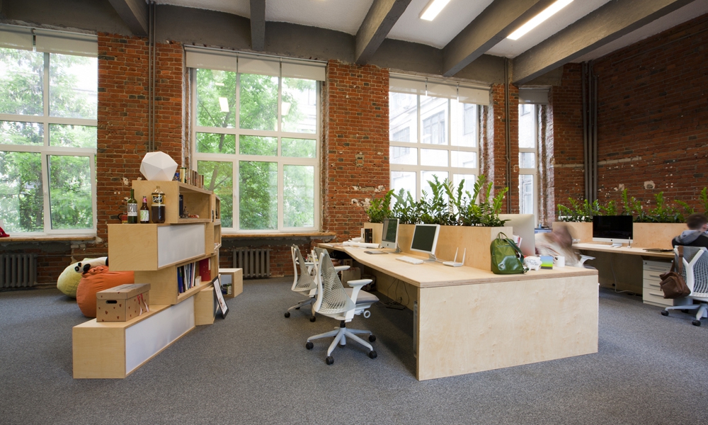 Брутальность офиса разбавляют зеленые растения. Они несут в довольно лаконичное пространство нотку свежести и домашнего уюта