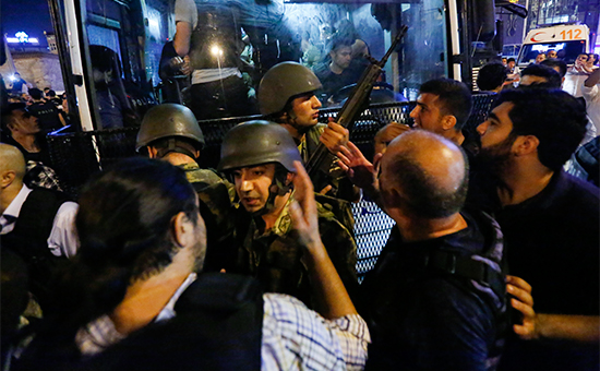 Турецкие солдаты сдают оружие полицейским. 16 июля 2016 года, Стамбул


