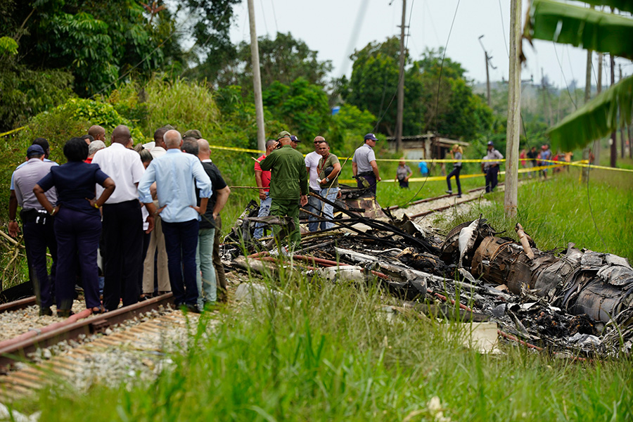 Самолет, выполнявший перелет в Ольгин на востоке Кубы, разбился после вылета из международного аэропорта Гаваны. Лайнер упал на сельскохозяйственные поля недалеко от терминала аэропорта.