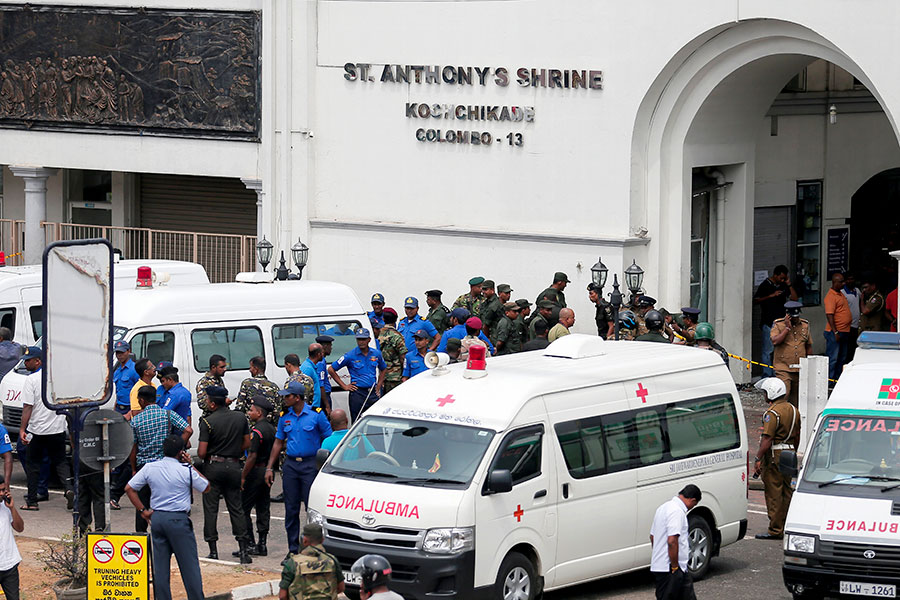 Ответственность за случившееся на себя не взяла пока ни одна группировка. Неназванный источник Associated Press в службах безопасности Шри-Ланки ранее отмечал, что по меньшей мере в двух церквях взрывы могли устроить террористы-смертники