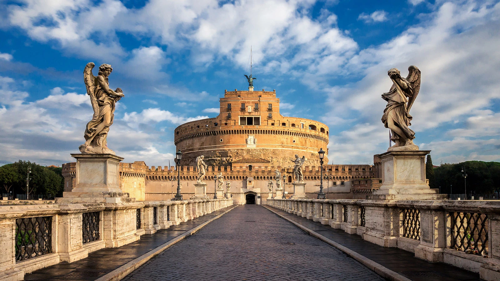 <p>На фото: замок&nbsp;Кастель Сант-Анджело, или мавзолей Адриана, построенный в Древнем Риме, в настоящее время является туристической достопримечательностью Италии</p>